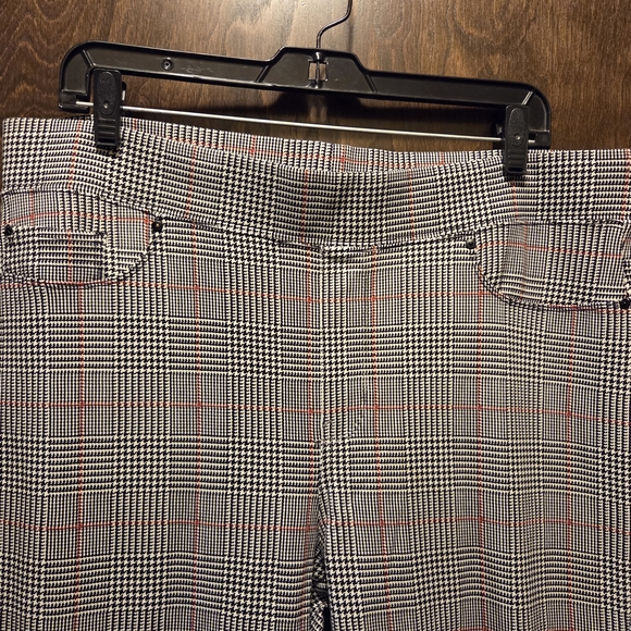 Seven7 Black & Red Patterned Pull On Leggings - Picture 2 of 10